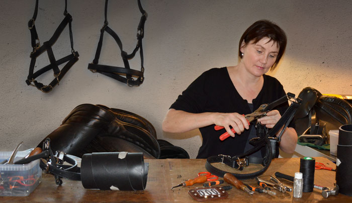 Reparation af rideudstyr og lædervarer